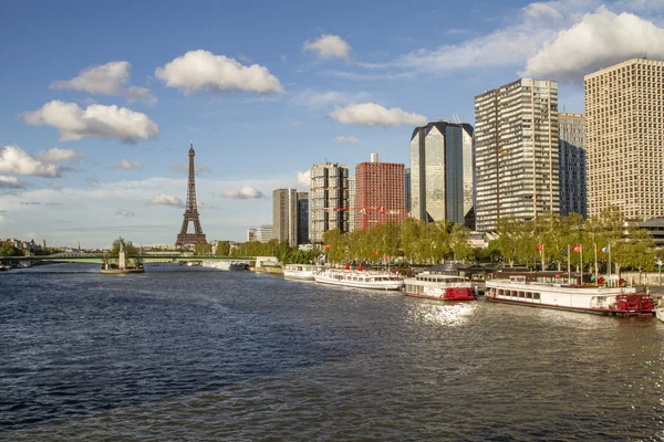 Uitzicht over de rivier de seine in Parijs, Frankrijk, naar de Eiffeltoren — Stockfoto