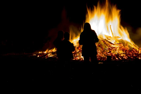 Celebrating midsummer with a large fire — Stock Photo, Image