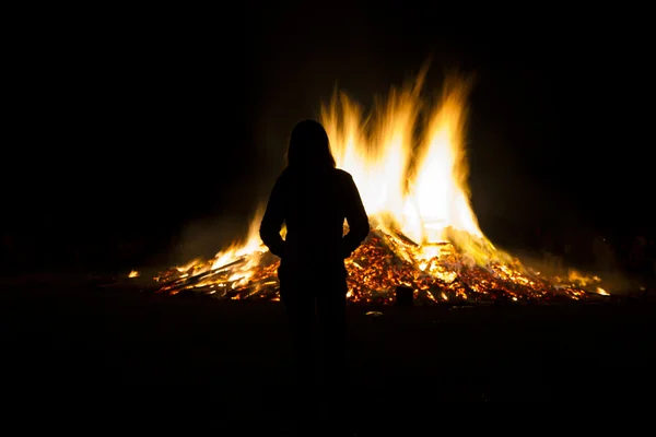 Vieren midzomer met een grote brand — Stockfoto