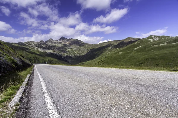 Estrada de montanha panorâmica no norte da Itália — Fotografia de Stock