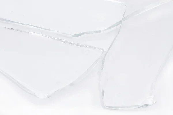 Bitar av krossat glas på vit — Stockfoto
