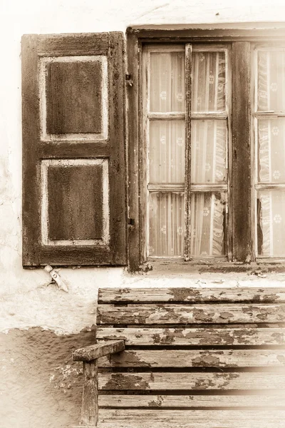 Vieille fenêtre en bois en sépia — Photo
