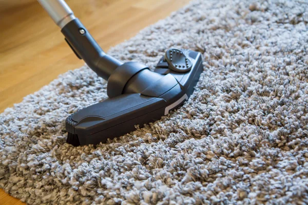 Vacuum cleaner untuk merapikan ruang tamu — Stok Foto