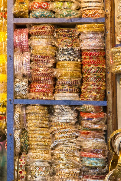 Delhi, Hindistan pazarında plastik bilezikler — Stok fotoğraf