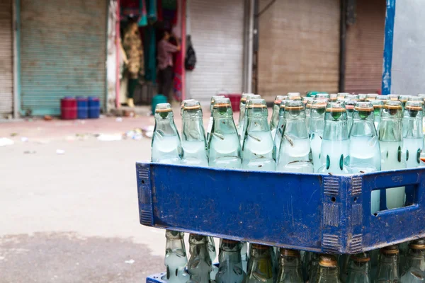 デリー、インドでの販売のための水で満たされたボトル — ストック写真