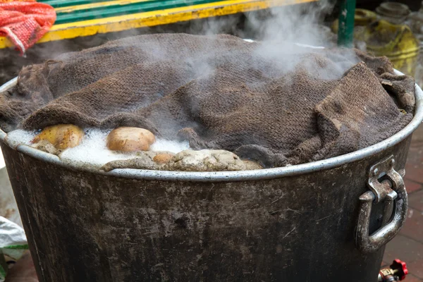 Batatas a ferver em Delhi, Índia — Fotografia de Stock