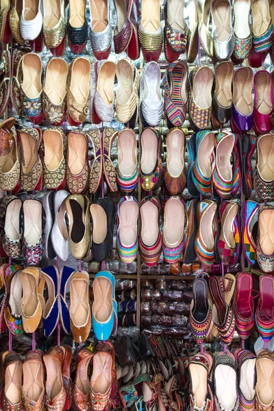 Seleção de sapatos em exposição em Delhi, Índia — Fotografia de Stock