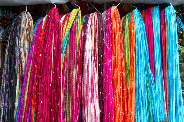 Sjaals op een markt in india — Stockfoto