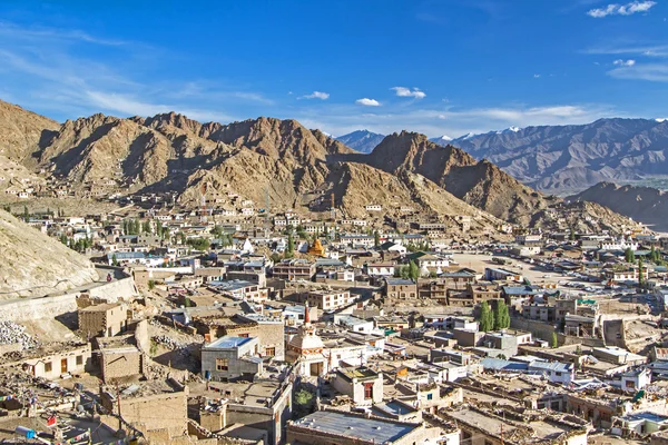 Staden leh, huvudstad i ladakh, Indien — Stockfoto