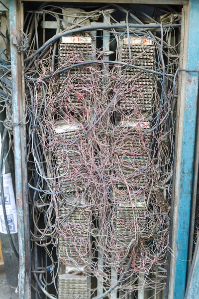 Старые телефонные провода в металлическом корпусе в Индии — стоковое фото