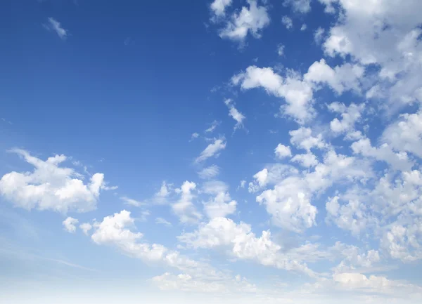 Céu azul com nuvens e sol. — Fotografia de Stock