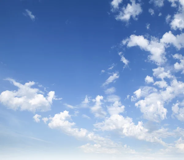 Blauer Himmel mit Wolken und Sonne. — Stockfoto