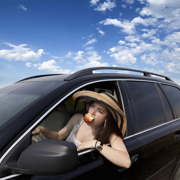 Jeune femme dans la voiture sur la route — Photo