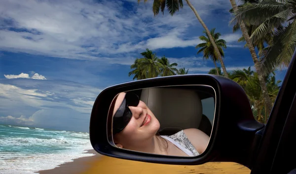 A menina no carro na praia — Fotografia de Stock