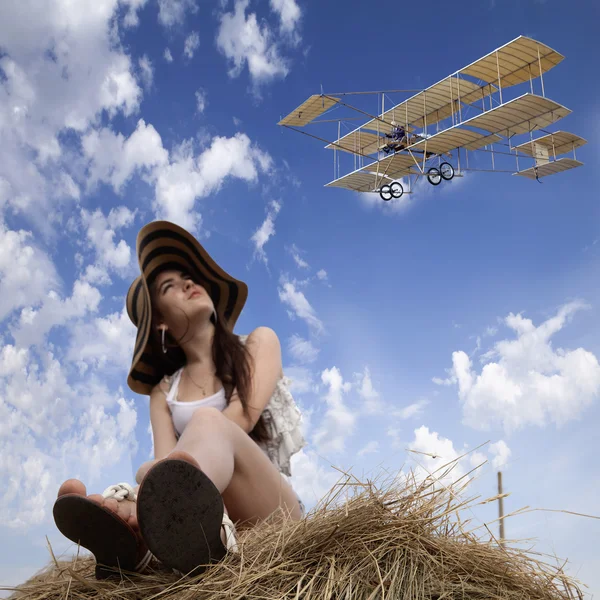 Девушка и самолет — стоковое фото