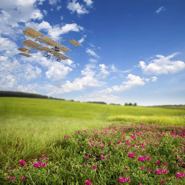 Green meadow .aircraft, vintage, — Stock Photo, Image