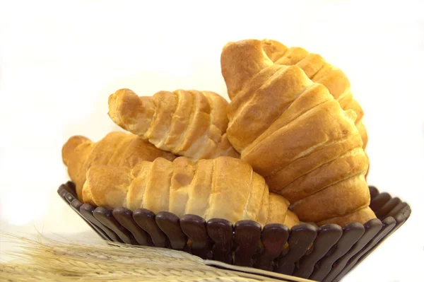 Croissanty v koši chleba — Stock fotografie