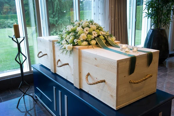 Cercueil en crématoire — Photo