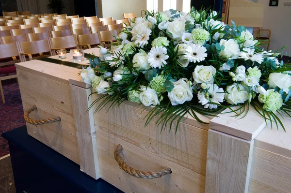 Caixão em crematório — Fotografia de Stock