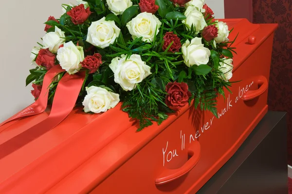 Cercueil à la morgue — Photo