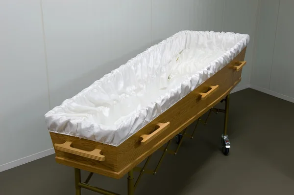 Caixão na morgue — Fotografia de Stock
