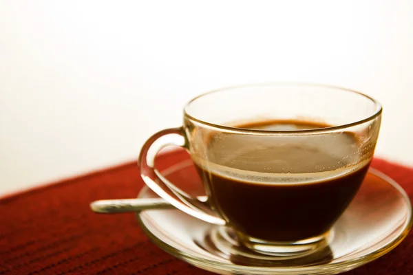 Tasse Kaffee auf dem Tisch in rot. — Stockfoto