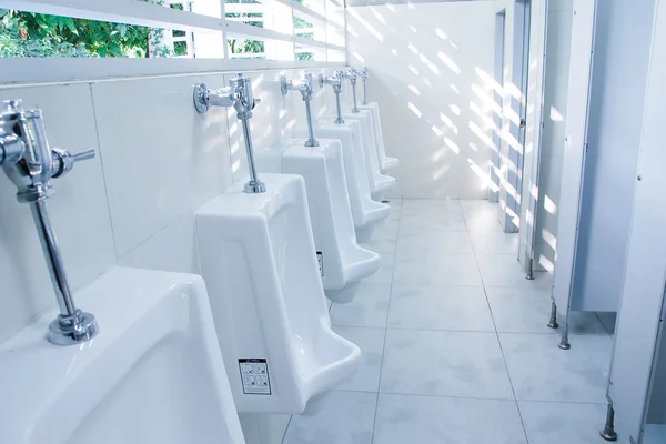 Interiér moderní Toaleta s pisoár řádek — Stock fotografie