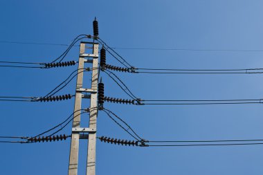 Mavi gökyüzü ile elektrik sonrası