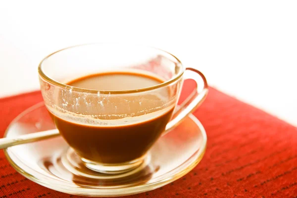 Tazza di caffè sul tavolo in rosso . — Foto Stock