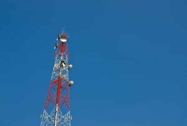Nowoczesne komórki i anteny z płaskim paraboli na błękitne niebo — Zdjęcie stockowe