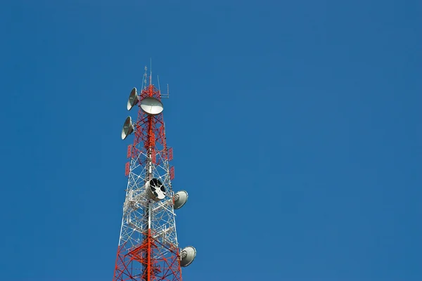 Cellule et antenne modernes avec parabole plate sur ciel bleu — Photo