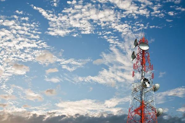 Modern cell and antenna with flat parabola on blue sky — Stock Photo, Image