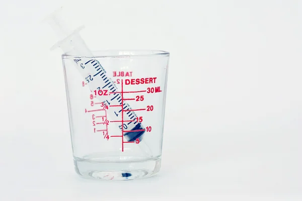 Copo de medição de vidro isolado no fundo branco — Fotografia de Stock