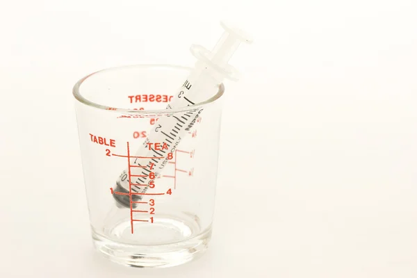 Copo de medição de vidro isolado no fundo branco — Fotografia de Stock