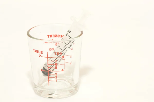 पांढरा पार्श्वभूमीवर वेगळे ग्लास मोजण्याचे कप — स्टॉक फोटो, इमेज