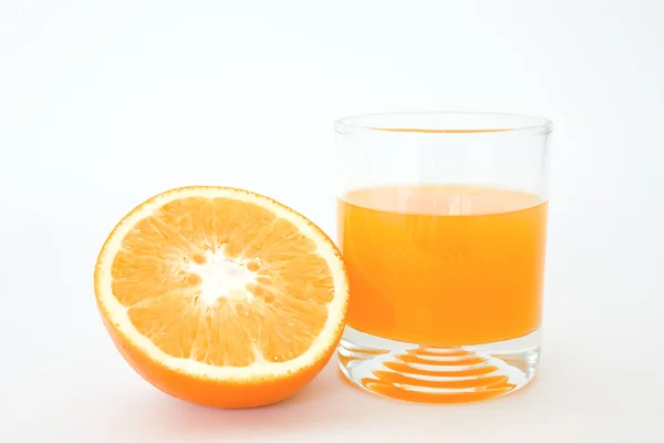하얀 배경에 고립 된 오렌지 — 스톡 사진