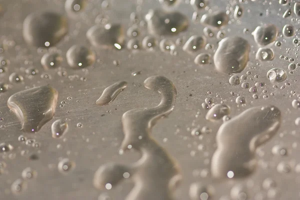 Gotas de água em superfícies metálicas . — Fotografia de Stock