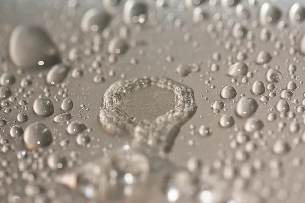Gotas de água em superfícies metálicas . — Fotografia de Stock