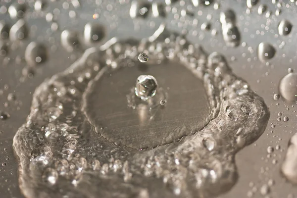 Gotas de agua en superficies metálicas . — Foto de Stock