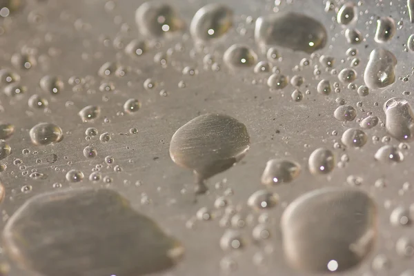 Gotas de agua en superficies metálicas . —  Fotos de Stock