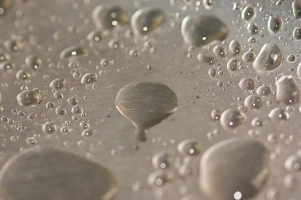 Waterdruppels op metalen oppervlakken. — Stockfoto