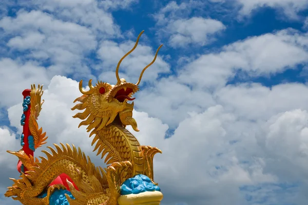 Goldene Drachenstatue — Stockfoto
