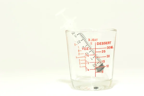 Glas meten cup geïsoleerd op witte achtergrond — Stockfoto
