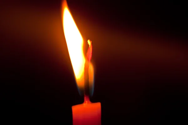 孤立在黑色背景上的蜡烛烧的特写 — 图库照片#