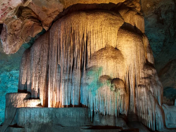 Big stalactite wall — Stock Photo, Image