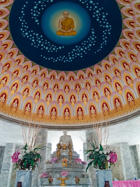 Памятник монаху и помощник хора ангелов — стоковое фото