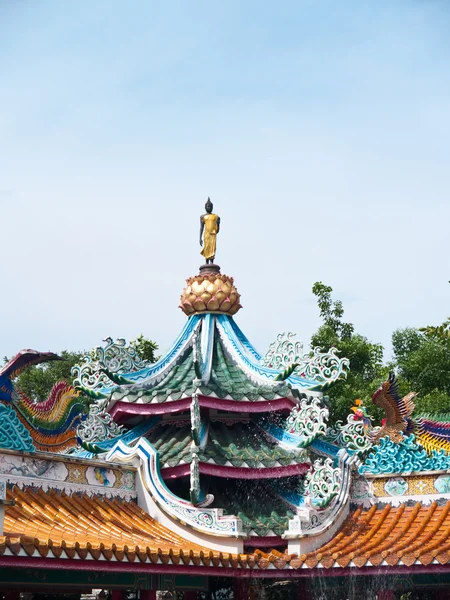 Standbeeld van Boeddha met lotus base — Stockfoto