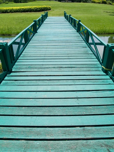 Ponte di legno verde — Foto Stock