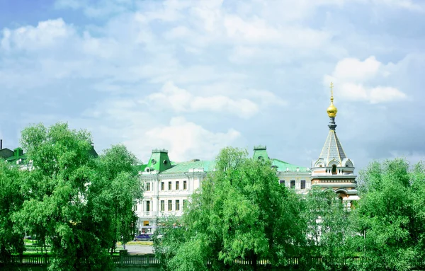 Парк, исторические здания и часовня в Омске — стоковое фото