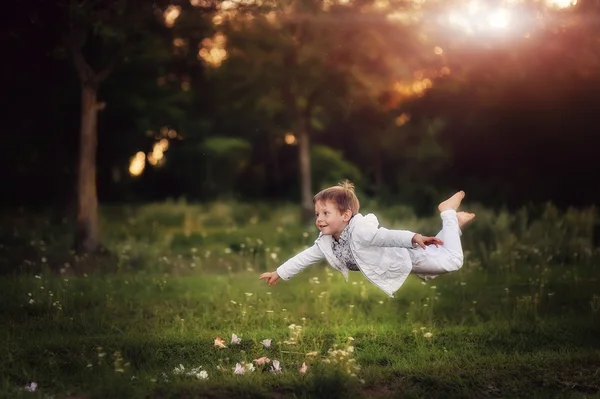 Het vliegende kind — Stockfoto